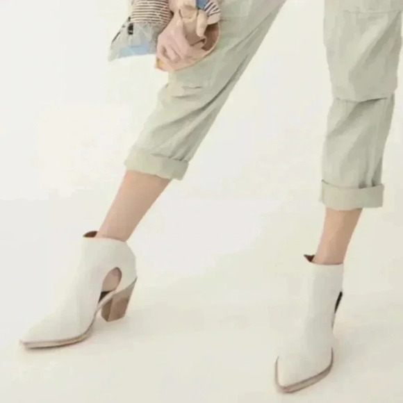 Free People Wilder Pointed Toe Leather Booties Size EU 37 US 6 White Western New - Picture 16 of 16